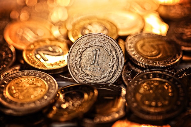 W czwartek rano 27.04 złoty umacnia się do wszystkich najważniejszych walut, przełamując kolejne granice