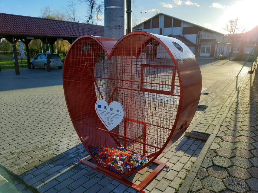W Sośnie pojemnik w kształcie serca zamontowano przy...