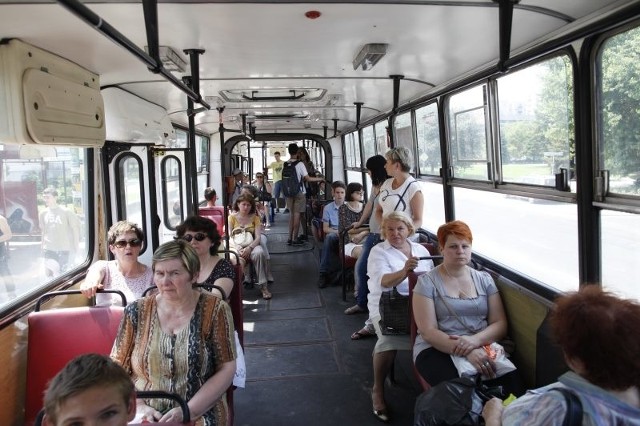 Pasażerowie wychodzący z autobusów często są dosłownie zlani potem. W autobusach opolskiego MZKuchylne są tylko małe lufciki oraz klapy w dachu.