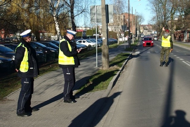 Policjanci wspólnie z funkcjonariuszami Żandarmerii Wojskowej w ciągu czterech godzin sprawdzili trzeźwość aż 1599 kierowców. Trzech z nich jechało pod wpływem alkoholu. Mieli od 0,54 do 1,8 promila w organizmie. Teraz grozi im kara do 2 lat pozbawienia wolności.