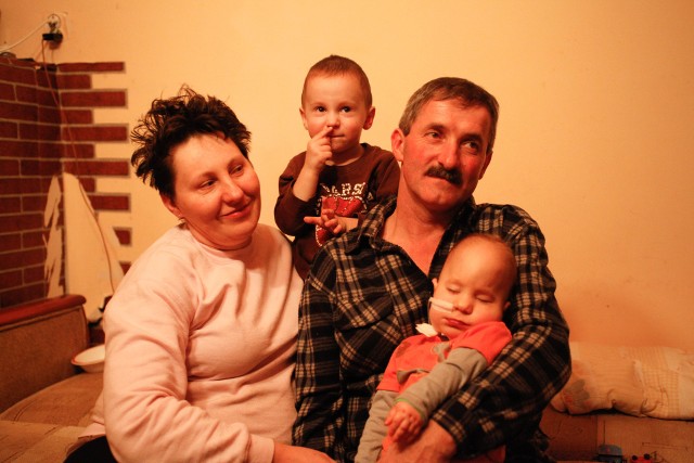 Rodzice z rocznym Michałkiem i 3-letnim Karolkiem