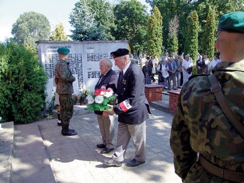 Przy mauzoleum "Córkom i Synom Ziemi Ostrowskiej...&#8221;