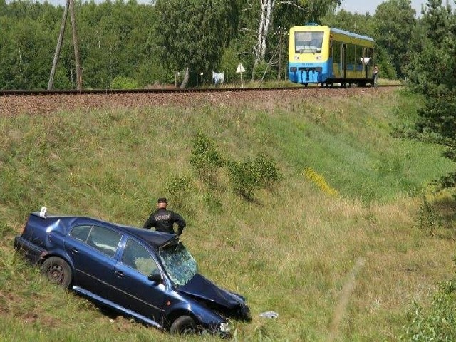 71-letni kierowca skody octavii zmarł po tym, jak jego auto zderzyło się z szynobusem