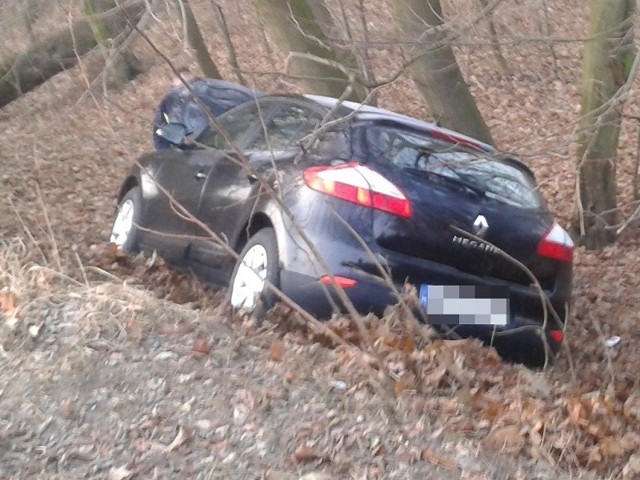 Rozbite renault megan, którym kierował 58-letni Brytyjczyk. Na szczęście kierowca w tym zdarzeniu nie odniósł obrażeń.