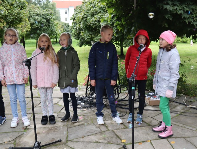 W Szydłowcu na Zamku, od ulicy Ogrodowej, odbył się Dzień Psiaka Szydłowiaka, poświęcony zwierzętom z Tymczasowego Punktu Przetrzymań. To kolejna taka edycja, pierwsza odbyła się już dwa lata temu. Zebrano ponad trzynaście tysięcy.Tymczasowy Punkt Przetrzymań znajduje się przy ulicy Piaskowej 29 w Szydłowcu. Osoby chętne mogą adoptować psa z punktu, ale wolontariusze zastrzegają, że psy nie są wydawane, gdyby miały być trzymane na łańcuchu lub w kojcu. Z chętnymi do adopcji przeprowadzany jest wywiad, aby dopasować psy pod względem charakteru do nowych właścicieli. Dla przykładu, rodzinom z dziećmi nie są wydawane psy, które nie przepadają za maluchami. Osobom starszym nie wydaje się szczeniaków, przy których jest dużo pracy. Sporo zwierząt trafia poza Szydłowiec.Książki, oranżada, kiełbaski z grilla, słodkie wypieki – między innymi ze sprzedaży tych rzeczy dochód przeznaczony będzie na działalność punktu przytrzymań bezdomnych zwierzaków. Część Psiaków Szydłowiaków można było poznać na pikniku. Wolontariusze spacerowali z nimi po parku, a sympatyczne zwierzaki chętnie dawały się głaskać i przytulać. Widać było, jak bardzo tego potrzebują.Problem bezdomności psów jest duży w całym powiecie szydłowieckim. Na pikniku wystąpili też najmłodsi, głównie z szydłowieckich szkół, którzy prezentowali umiejętności wokalne. Grupa "Awaria" z Radomia zaprezentowała pokaz kuglarstwa ogniowego "Fireshow". Na najmłodszych czekały wielkie bańki, malowania twarzy oraz kolorowe warkocze. Można było wesprzeć rzeczowo psiaki z Punktu Przetrzymań, ponieważ był punkt zbiórki karmy. Zwierzęta potrzebują zwłaszcza: kocy, kołder (bez pierza), pościeli, ręczników, smyczy, obroży.Mogliśmy podziwiać między innymi pokaz akrobatyczny w wykonaniu Akademii Holistycznej, pokaz pierwsze pomocy przedmedycznej oraz występy muzyczne fundacji „Muzyczni”. Zaprezentowało się również trio artystyczne, a swoje koncerty zagrała Zuza Gadowska oraz Laura Śliwa z Cezarym Szymkiewiczem. Ostatecznie udało się zebrać ponad trzynaście tysięcy złotych. Podczas pierwszej edycji udało się uzbierać około 10 tysięcy.Zobacz zdjęcia na kolejnych slajdach.