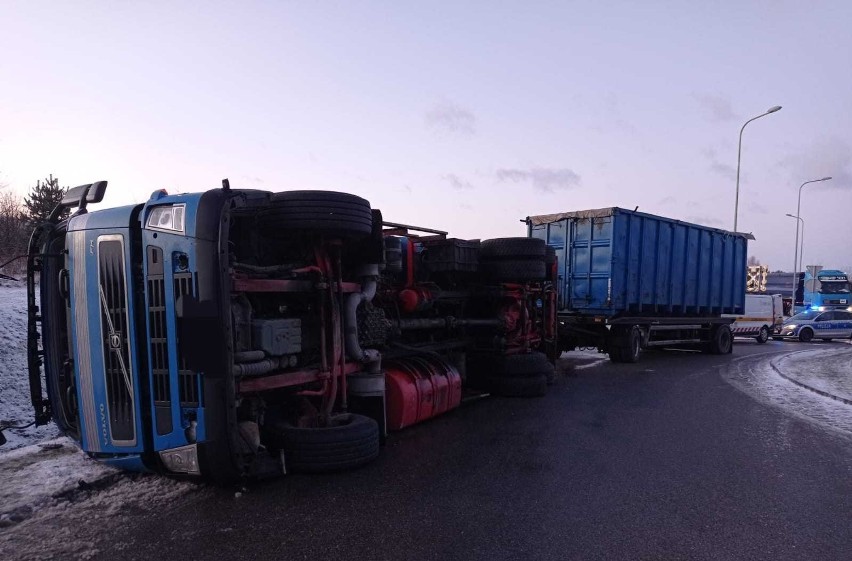 Na krajowej trasie 79 w Osieku przewróciła się ciężarówka