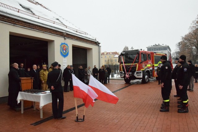 Przy pruszczańskiej strażnicy odbyło się oficjalne przekazanie nowego wozu strażakom z OSP Pruszcz Gdański