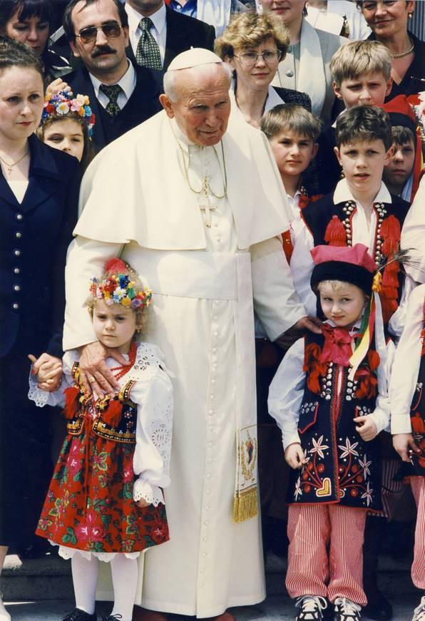 Dziewczynka u boku Jana Pawła II to Eliza Marcowska z Myślenic