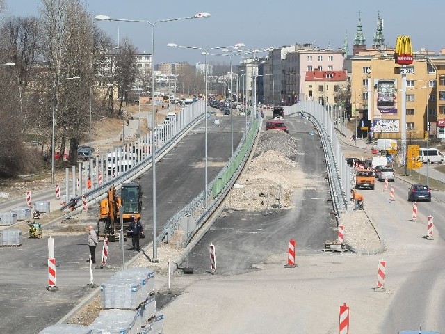 Na estakadzie węzła "Żytnia&#8221; trzeba ułożyć ostatnią, ścieralną warstwę asfaltu, ale pogoda musi być bardziej stabilna na wykonanie tej pracy.