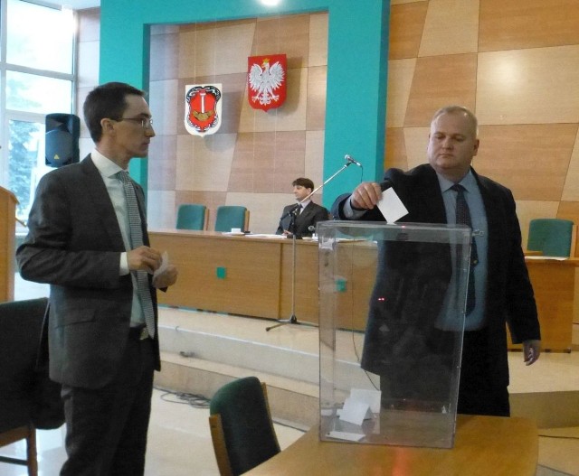 Podczas głosowania nad odwołaniem przewodniczącego Rady. Z lewej Dominik Rożek nowy przewodniczący, po prawej odwołany z tej funkcji Ireneusz Kwiecjasz.