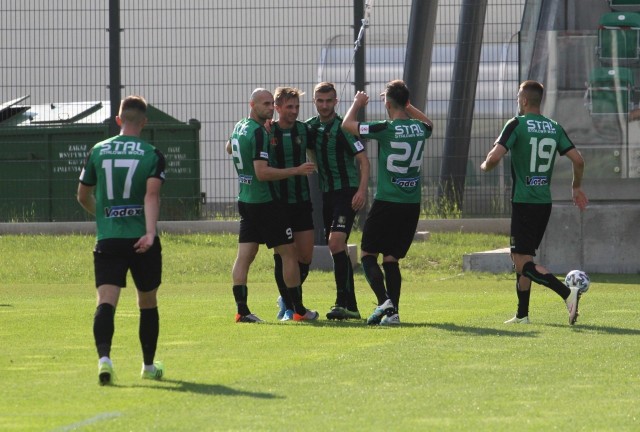 Szymon Szydełko na konferencji prasowej po meczu Stal Stalowa Wola - Elana Toruń przyznał, że długo zastanawiał się nad tym, czy dać szansę do gry w tym starciu Krzysztofowi Kierczowi czy Piotrowi Witasikowi. Ostatecznie postawił na tego drugiego, a czy teraz da szansę pierwszemu? Sprawdź nasz przewidywany skład zielono czarnych na mecz z Widzewem Łódź!