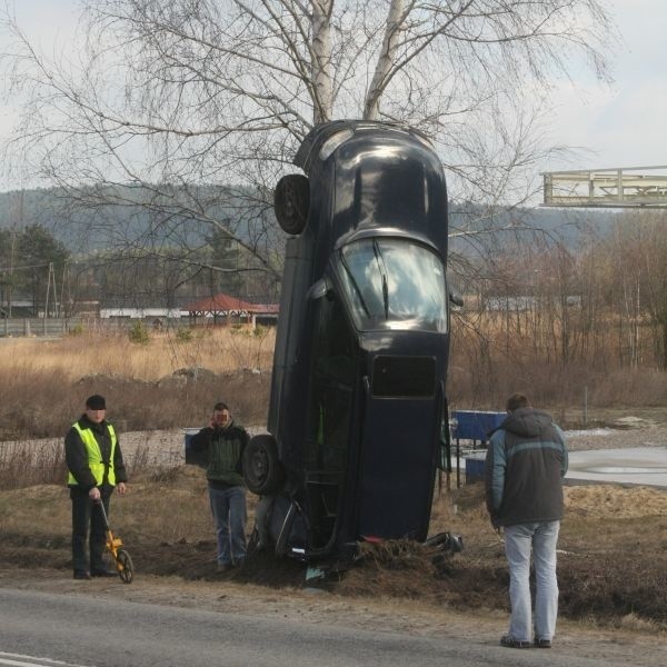 Samochód po odbiciu się w rowie, poszybował do góry i stanął na pokrywie bagażnika, opierając się o brzozę.