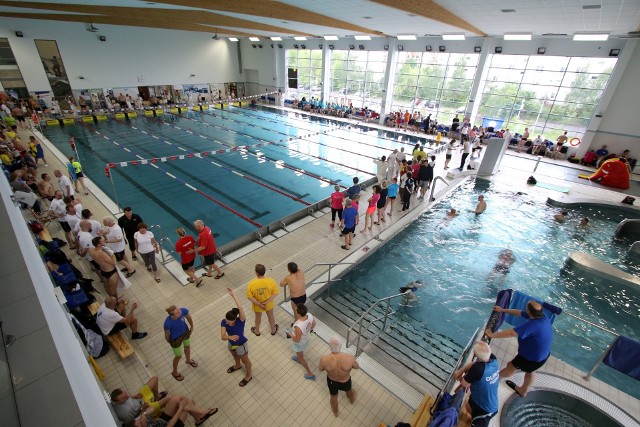 Basen w centrum sportowym UMK mieszkańcy polubili tak bardzo, że o wolne tory w pływackiej części jest bardzo często trudno.