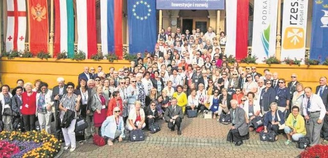Rodzinne zdjęcie uczestników X - jubileuszowego Forum III Wieku w Krynicy