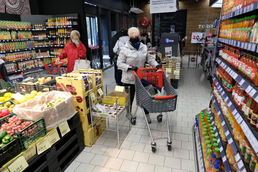 Godziny dla seniorów. Jak to wygląda w rzeczywistości? Tłumów brak! [reporter w akcji]