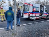 Karetka wjechała w tył peugeota, a ten uderzył w volkswagena. Pacjentka z ambulansu trafiła do szpitala