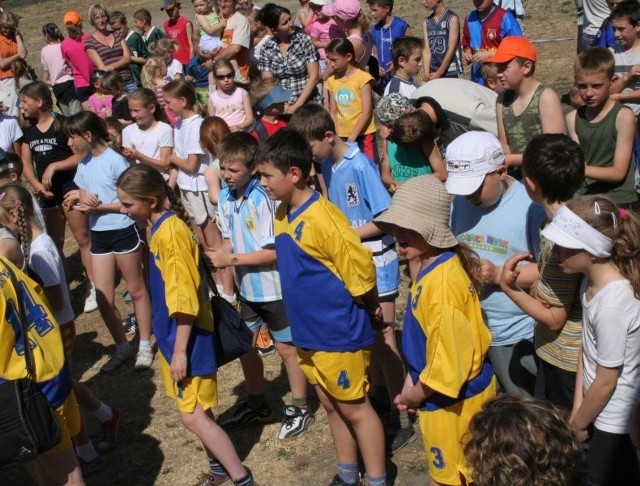 Gdy na boisku przy szkole odbywają się sportowe zmagania, zawsze przychodzi dużo dzieci. Dla nich to ważne miejsce