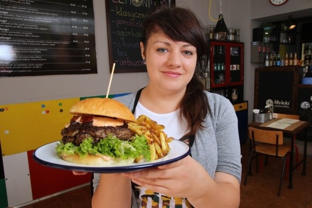 Ewelina Radzimirska, kelnerka w kieleckim Burger&Co zaprasza na urodzinowe promocje i Specjalburgera w latynoskim stylu.