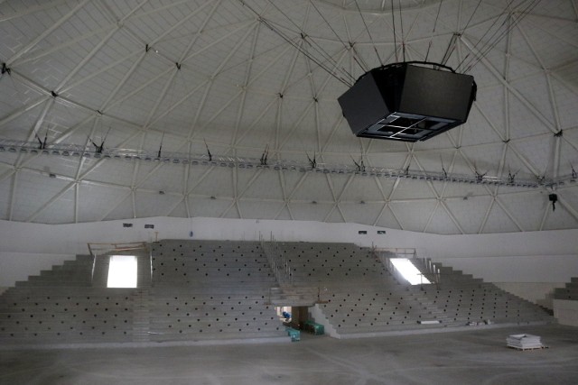 Hala, której przebudowa rozpoczęła się jesienią 2014 roku, obecnie jest wyposażana w  niezbędny sprzęt, konieczny do  organizowania imprez, transmitowanych przez telewizje.