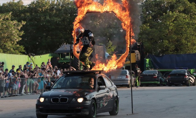 Pokazy kaskaderskie "Monster truck show" obejrzeliśmy na parkingu dawnego Auchan w Grudziądzu. Zobaczcie zdjęcia>>>>>