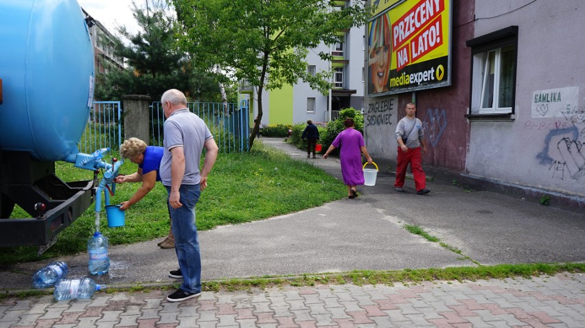 W mieście rotacyjnie jeżdżą beczkowozy, które dostarczają...