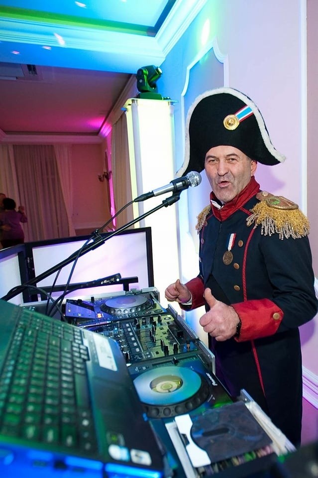 DJ Napoleon za konsolą