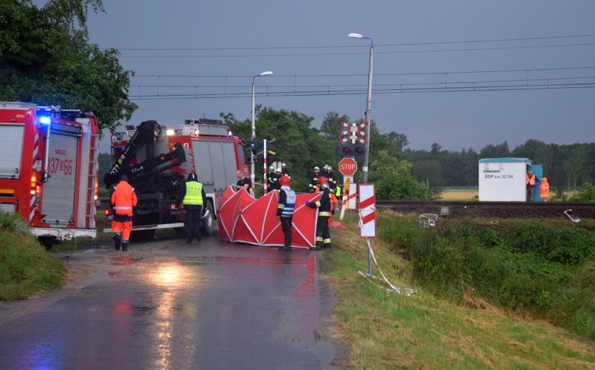 Na tym przejeździe zginęło 5 osób. A kierowcy znak "stop" mają w nosie. Policja ostrzega: Życie jest kruche