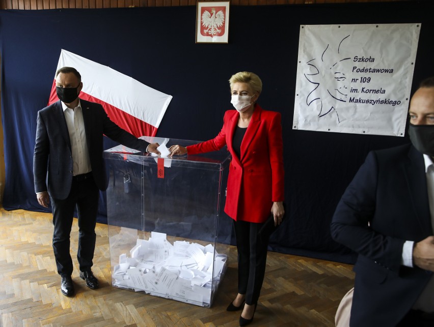 Wybory prezydenckie 2020. Andrzej Duda z żoną zagłosował w Krakowie [ZDJĘCIA]