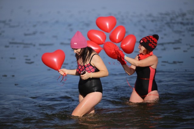 Walentynkowe Morsowanie na Pogorii przyciągnęło wiele osób   Zobacz kolejne zdjęcia. Przesuwaj zdjęcia w prawo - naciśnij strzałkę lub przycisk NASTĘPNE