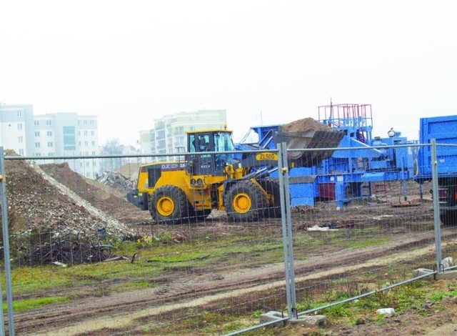 Widok składowiska materiałów budowlanych budzi grozę wśród mieszkańców sąsiednich bloków