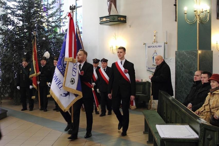 "Cześć sportu"? Wpadka klubu piłkarskiego LKS Naprzód Czyżowice. Poświęcili sztandar z błędem