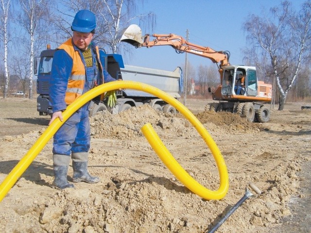 Budowa kanalizacji ściekowej już trwa w Wilamowicach. (fot. Krzysztof Strauchmann)