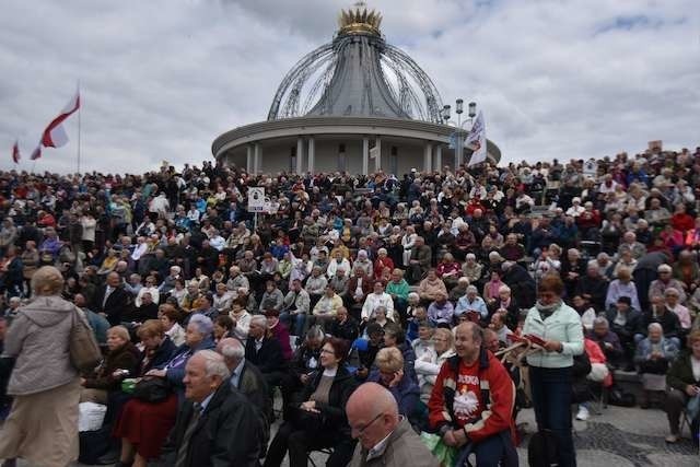 Nowy kościół ojca Rydzyka w Toruniu. Tysiące wiernych ściągnęły na dzisiejsze uroczystości