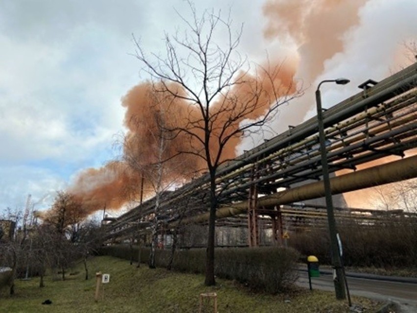 Rdzawe dymy pojawiły sie w piątek nad Dąbrową Górniczą. To...