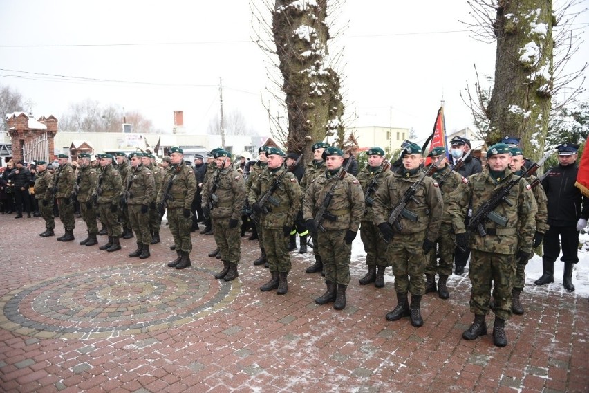 Kilkaset osób pożegnało w poniedziałek druhnę Ewelinę...