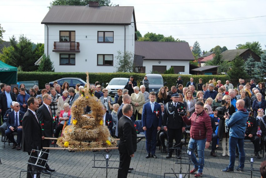 Ostatnie dożynki w powiecie włoszczowskim. Za plony dziękowali rolnicy parafii Kurzelów. Zobaczcie zdjęcia i wideo