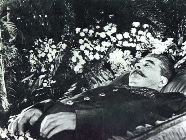 Józef Stalin zmarł 6 kwietnia 1953 roku. Wraz ze śmiercią twórcy i głównego ideologa stalinizmu zaczęły pojawiać się w Polsce pierwsze rysy na stworzonym przez niego systemie.    