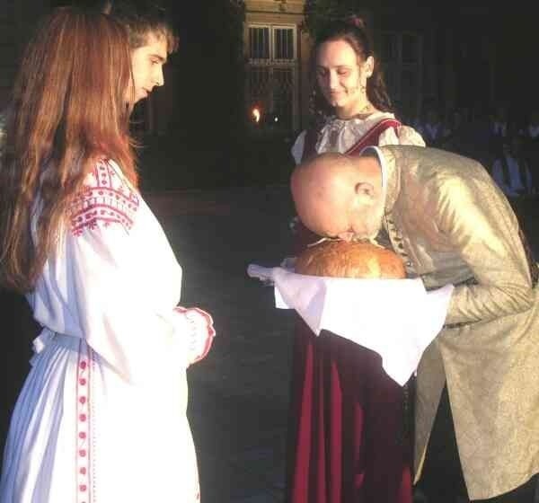 Przed zamkiem ddzikowianie witają dziedziców Tarnowskich chlebem i solą.