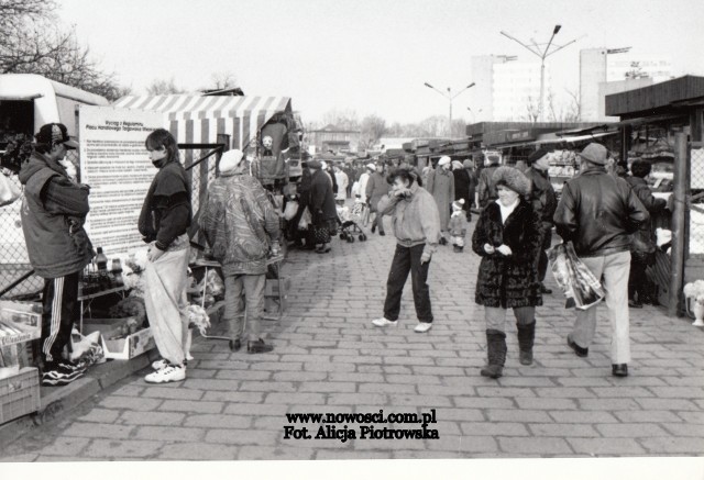 Zdjęcia targowiska pochodzą z listopada 1996 roku.Zobacz także: Kamery na Toruń. 8 widoków z kamer na Toruń [OBRAZ NA ŻYWO, TORUŃ ONLINE]