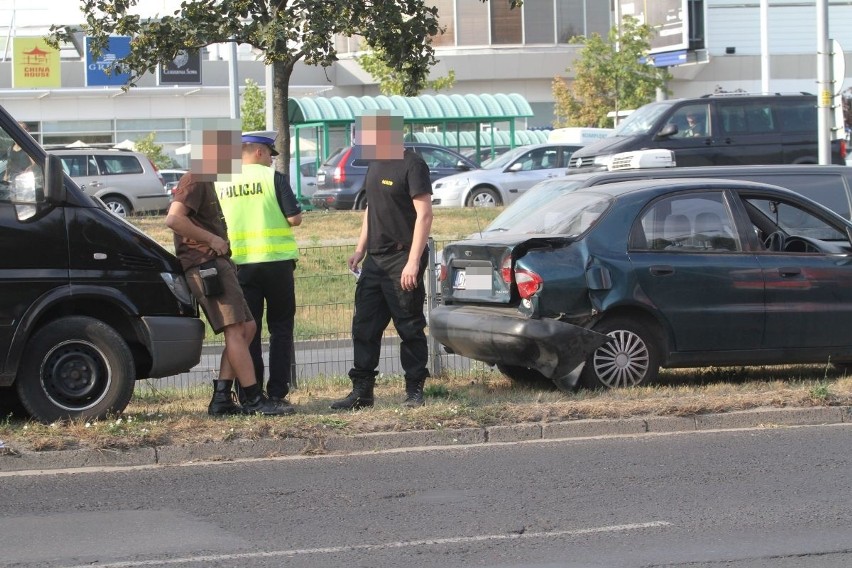 Dwa wypadki koło Korony. Cztery auta zderzyły się, bo kierowca się zagapił? 