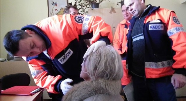 We wtorek pobitą 79-letnią panią Marię prosto z Ośrodka Interwencji Kryzysowej w Radomiu ekipa pogotowia zabrała do szpitala.