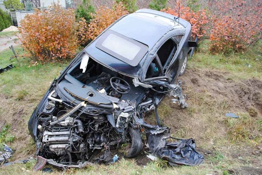 Śmiertelny wypadek pod Łaskiem. Mazda zderzyła się czołowo z ciężarówką