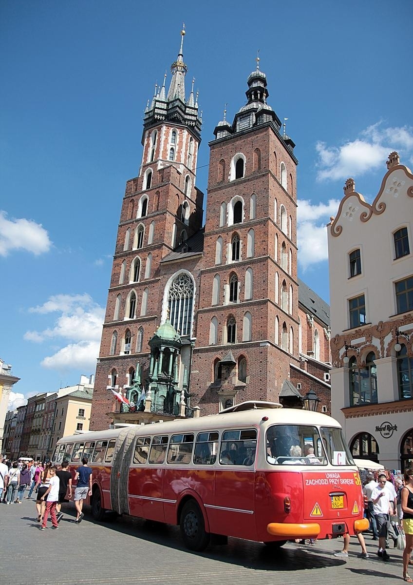 Zabytkowe tramwaje i autobusy na ulicach Krakowa [ZDJĘCIA]