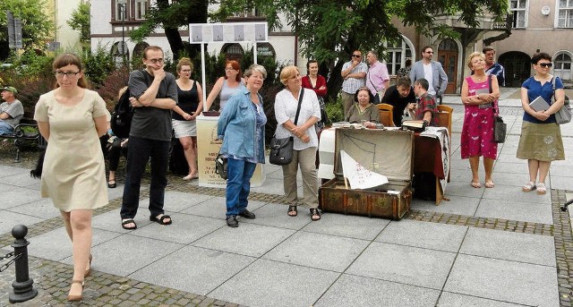 Spotkanie mieszkańców, znawców literatury i muzyków podczas promocji nowego wydania „Opowiadań krzeszowickich”, zbioru utworów  Stanisława Czycza, poety i prozaika