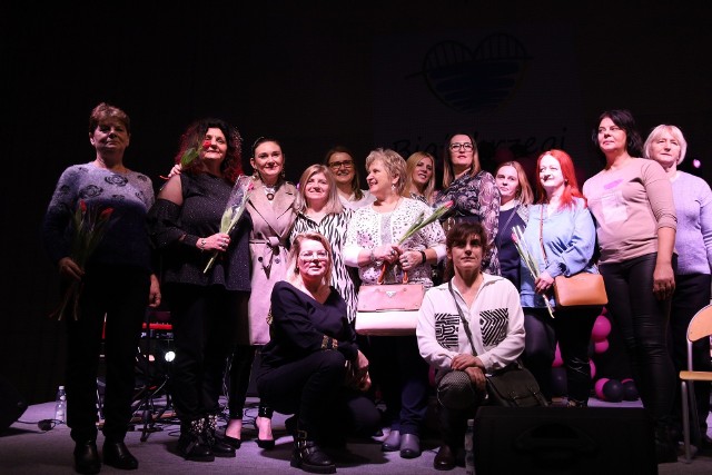 Monika Urlik zaśpiewała w Białobrzegach, to był muzyczny prezent dla pań z okazji Dnia Kobiet. Po koncercie wokalistka pozowała do zdjęć i rozdawała autografy.
