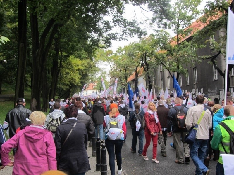 Związkowcy z Wielkopolski są już pod Sejmem [ZDJĘCIA, FILMY]