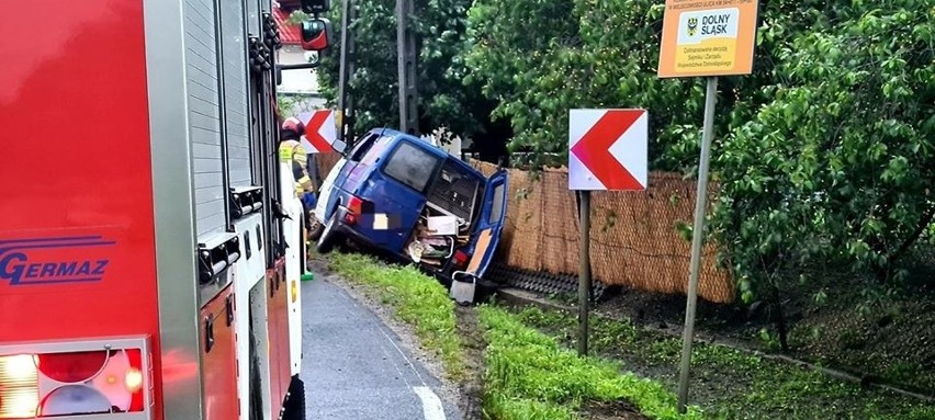 Bus wpadł do rowu i uderzył w słup. Cztery osoby ranne 