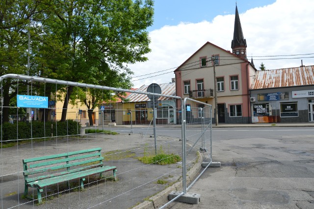 Na rozwadowskim rynku stanęło już ogrodzenie, które obejmuje plac budowy, gdzie najpierw dojdzie do wycinki części drzew