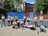 Nauka latania na miotle w SP 1 w Toruniu! Nowe boisko cieszy uczniów i nauczycieli