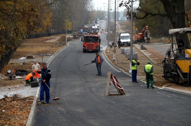 Do końca listopada ma być gotowa ul. Rolna, czyli łącznik między północną częścią miasta a Rokosowem, wraz ze ścieżką i chodnikami oraz oświetleniem. I wygląda na to, że wykonawca - firma Infrabud - zdąży na czas. 